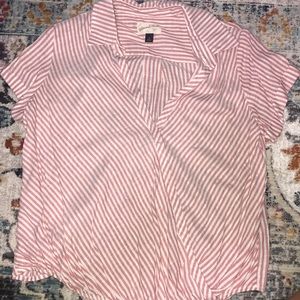 adorable low cut top! 🌺